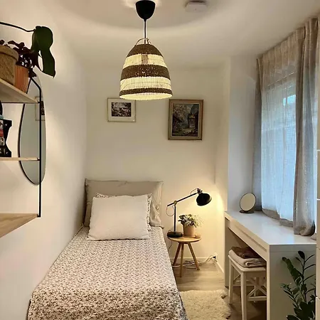 Homestay Cosy 10m To S Only Women
