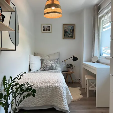 Homestay Cosy 10m To S Only Women
